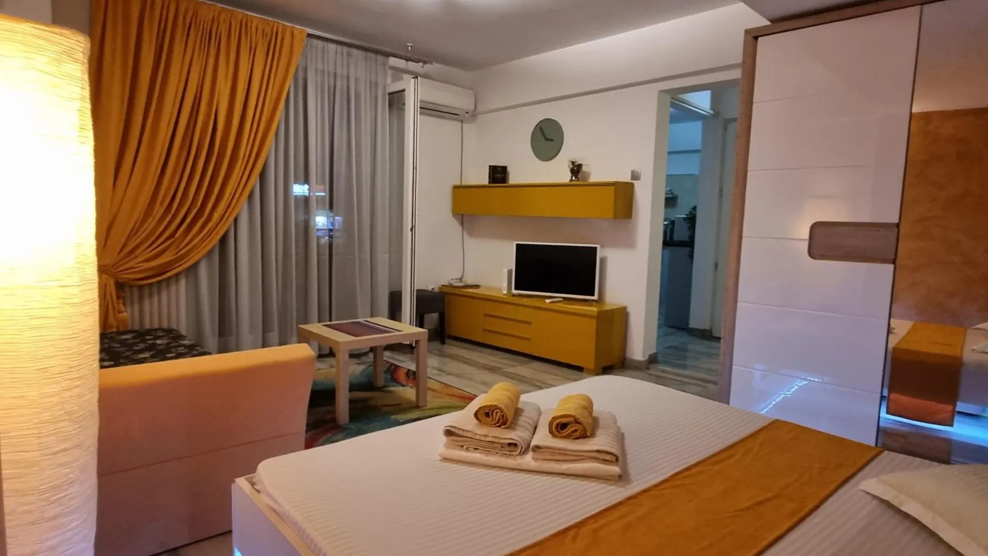 Golden Studio- Panoramic View With Terrace Bucharest Apartment