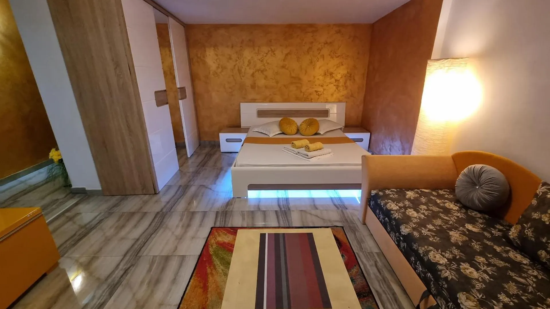 Golden Studio- Panoramic View With Terrace Bucharest Apartment
